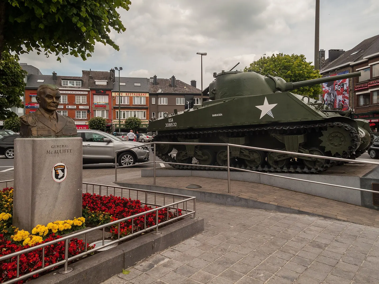 Bastogne, Shermantank op Place General McAuliffe met buste foto2 2014-06-13 13.26