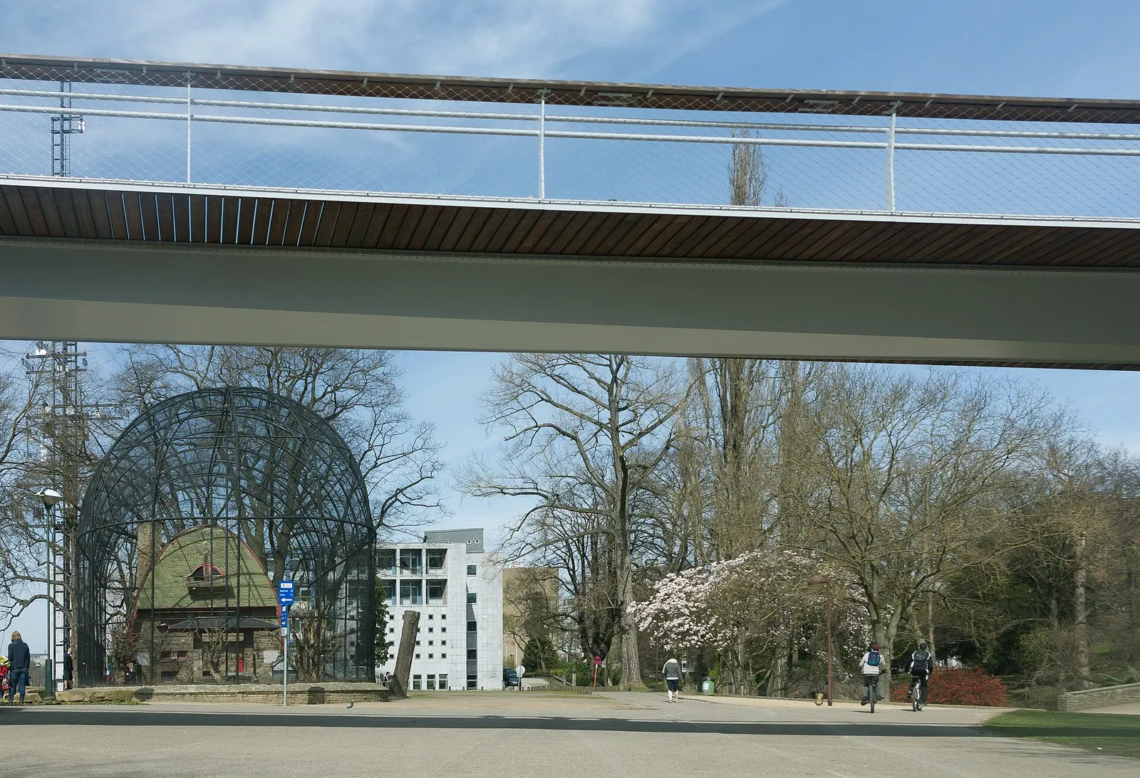 Liege, huisje achter het glas in Parc de la Boverie bij de nieuwe brug foto2 2017-03-26 13.19